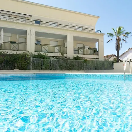 Terrace And Pool In Mandelieu 公寓 *