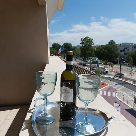 Terrace And Pool In Mandelieu 公寓